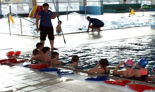 Młodzi suwalczanie uczą się pływać