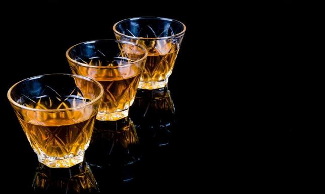 W izolacji coraz częściej sięgamy po alkohol