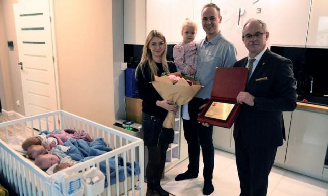 Wizyta Prezydenta Suwałk u rodziny czworaczków