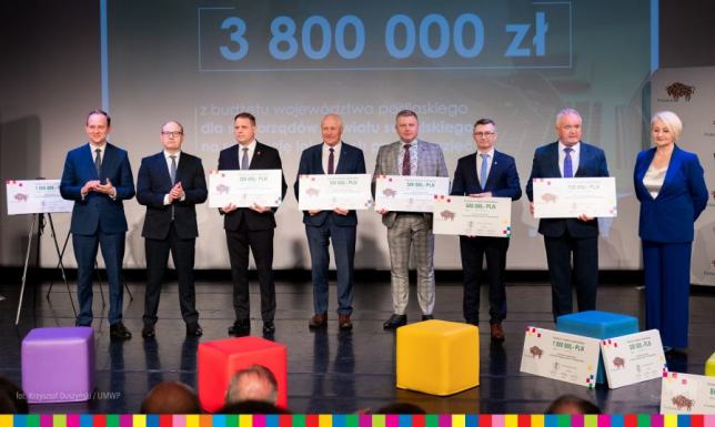Marszałek przekazał czeki podlaskim samorządom 3,8 mln zł z Funduszu Wsparcia Gmin i Powiatów