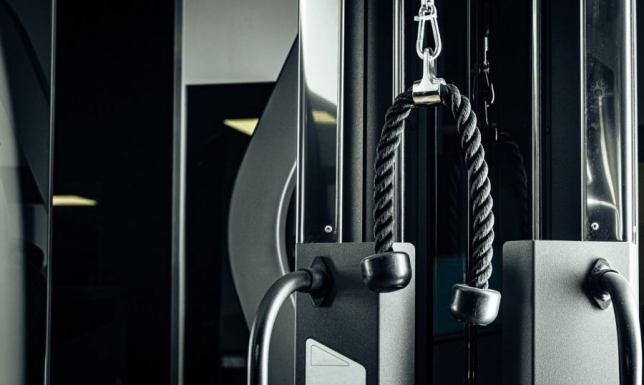 Wyciąg na siłownię – kluczowy sprzęt w treningu siłowym