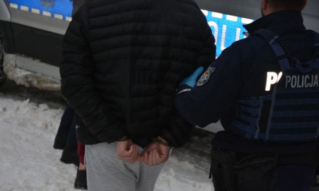 Kradli towar z palet. Policja zatrzymała sprawców.