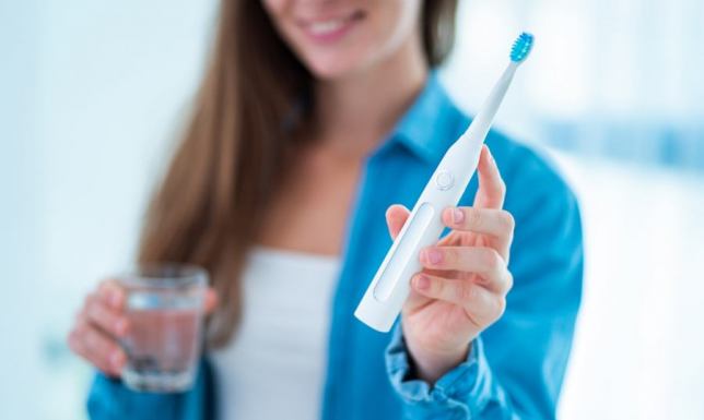 Szczoteczka soniczna w profilaktyce chorób dziąseł – czy warto zainwestować?