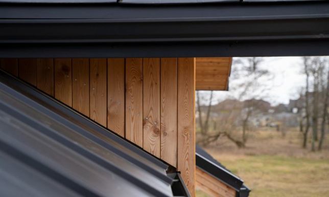 Jedyny błąd przy montażu podbitki, który kosztuje dekarzy tysiące złotych rocznie. Jak go uniknąć?