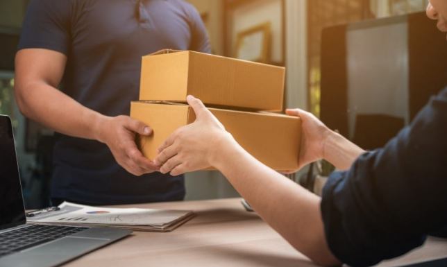 Kurier w e-commerce - jak logistyka wpływa na wzrost i reputację sklepu internetowego Kurier w e-commerce - jak logistyka wpływa na wzrost i reputację sklepu internetowego