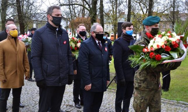 Święto Konstytucji 3 maja złożyli kwiaty pod Dębem Wolności w Parku Konstytucji 3 Maja
