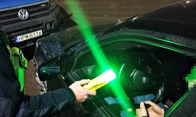 2,5 promila kierowcy audi, wpadł bo miał niepodświetloną tablicę rejestracyjną.