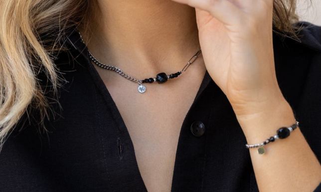 Co oznacza noszenie bransoletki na prawej ręce?