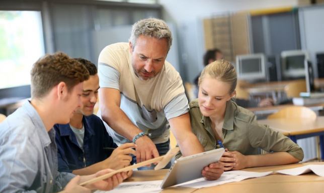 Nauka w szkole policealnej: jakie są zalety?