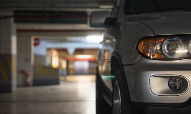 Czy warto korzystać z tańszych parkingów przy Lotnisku Chopina?