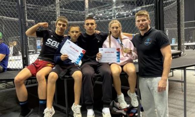 Dwa złota i srebro dla zawodników Ultimate Gym Suwałki podczas MMA Polska 17