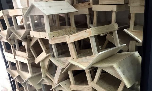 karmniki dla ptaków do odebrania w Urzędzie Miasta Suwałki