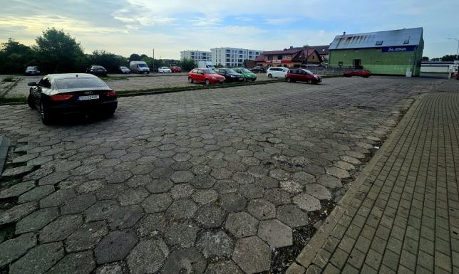 oferty w przetargu na przebudowę i remont parkingu przy ul. Nowomiejskiej