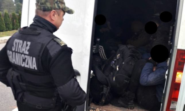 Kurier i migranci w busie na granicy polsko – litewskiej