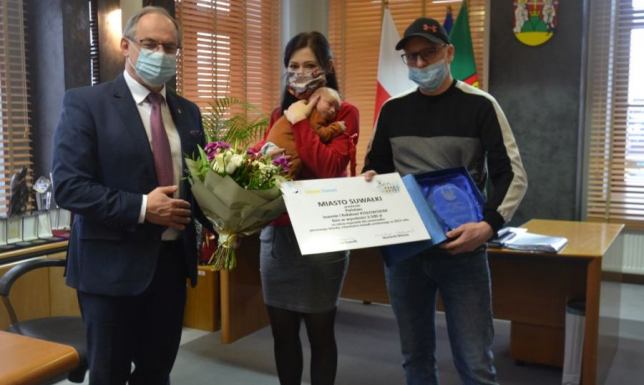 Antoś otrzymał wyprawkę od prezydenta Pierwszy suwalczanin urodzony w 2022 roku z wizytą u prezydenta