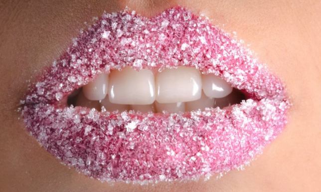 Popękane usta – przyczyny i pielęgnacja