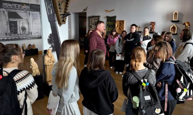 Młodzież poznaje lokalne tradycje i obrzędy związane z wodą