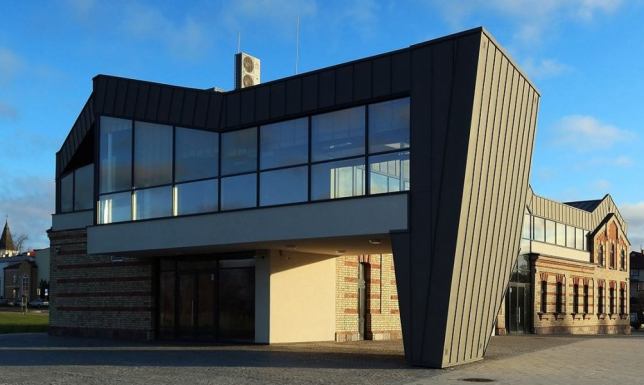 Galeria Sztuki Stara Łaźnia SOK i budynek Suwalskiego Ośrodka Kultury przy ul. Noniewicza 71