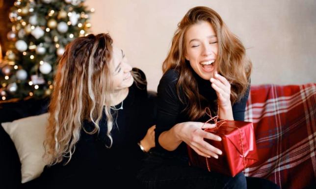 W jaki sposób wybrać prezent na święta dla siostry?