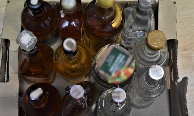 nielegalna linia produkcyjna alkoholu w mieszkaniu 55-latka