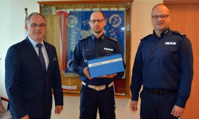 Prezydent wręczył policji alkomat Prezydent wręczył policji alkomat