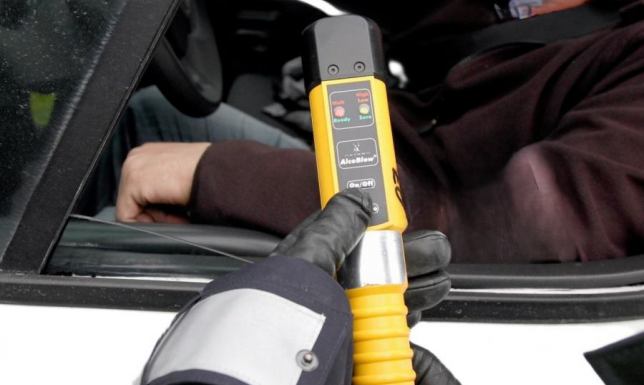 Jeden w samochodzie a drugi na drzewie.