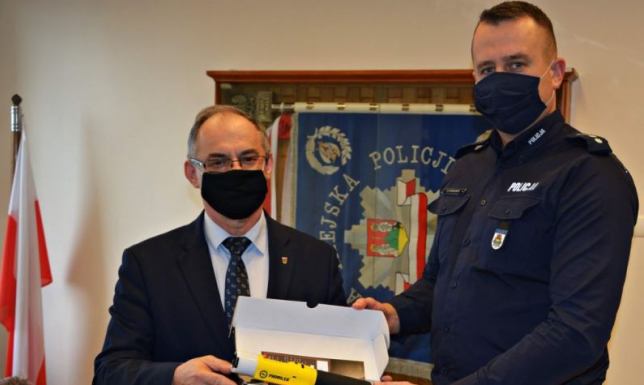 Policjanci z Suwałk otrzymali alkomaty od prezydenta