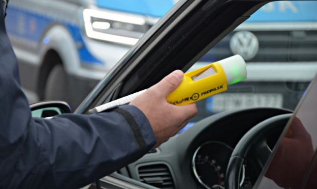 policjanci wyeliminowali z ruchu drogowego dwóch nietrzeźwych kierowców