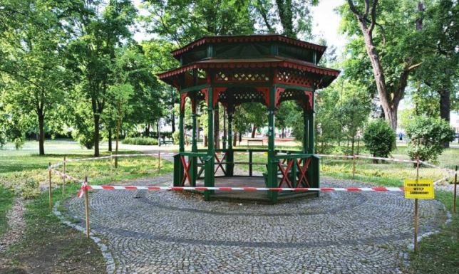  prace renowacyjne przy zabytkowej altanie w Parku Konstytucji 3 Maja