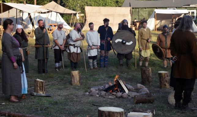 Inscenizacja z dziejów Jaćwieży przedstawiająca ceremonię zaplecin
