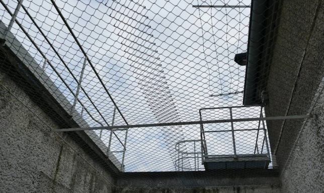 mężczyzna schował się przed mundurowymi w szafie