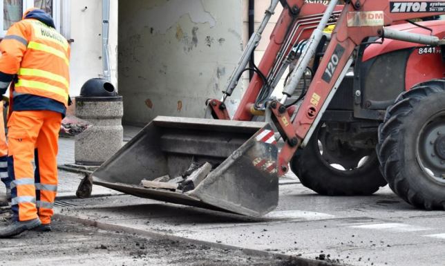  utrudnienia w ruchu drogowym na ulicy Waryńskiego w Suwałkach