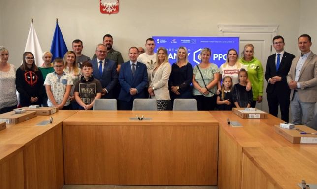 Nowe komputery trafiły do dzieci z 33 rodzin z Augustowa 