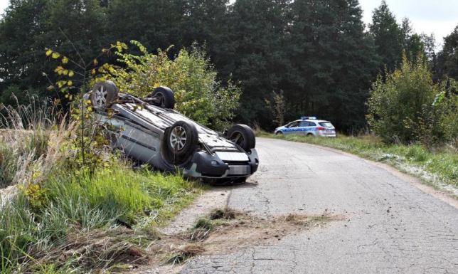 Przejażdżka kradzionym autem zakończyła się dachowaniem
