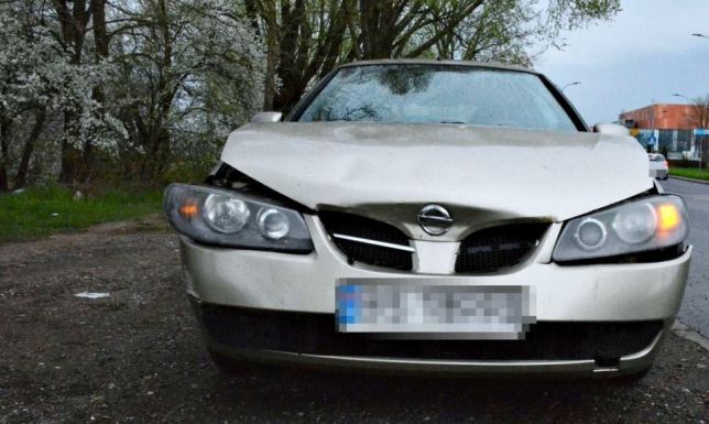 Pijany mężczyzna uderzył w tył samochodu
