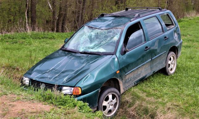 Wjechała volkswagenem do rowu, zasnęła, a po przebudzeniu uciekła z miejsca zdarzenia