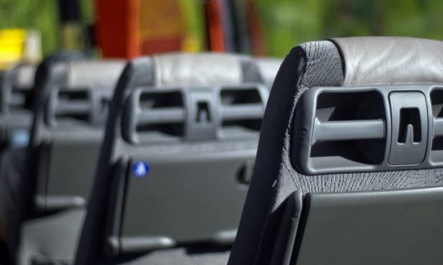 kierowca autobusu relacji Warszawa- Suwałki stracił panowanie nad pojazdem i zjechał z drogi