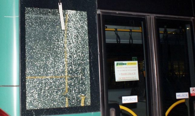 24-latek odpowie za zbicie szyby w autobusie Policjanci zatrzymali podejrzanego o uszkodzenie autobusu miejskiego