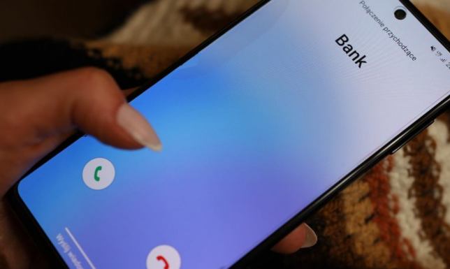 32-latka, chcąc chronić swoje oszczędności, przelała je oszustom