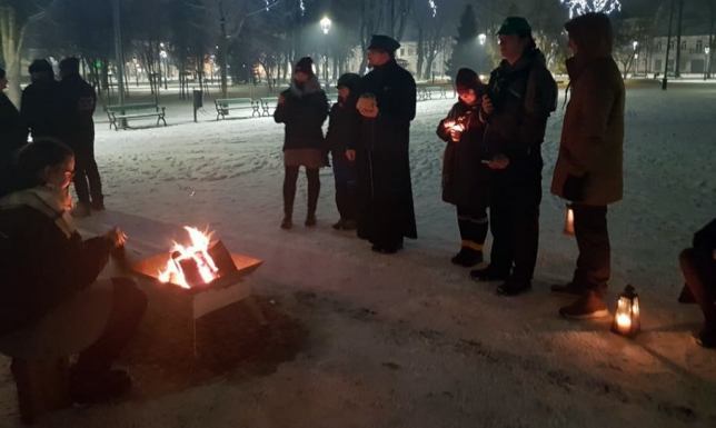 Betlejemskie Światło Pokoju trafiło do suwalczan miejskie przekazanie Betlejemskiego Światła Pokoju mieszkańcom.