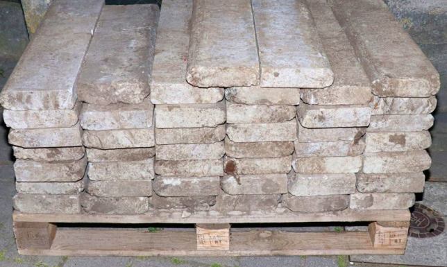 Policjanci zabezpieczyli ponad 160 skradzionych betonowych elementów.