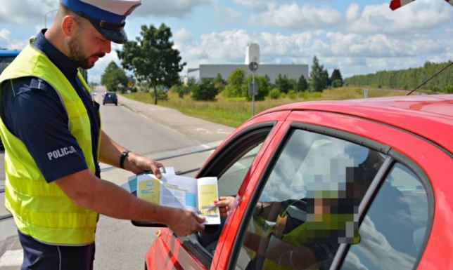 sprawdzali jak zachowują się kierowcy na przejazdach kolejowych