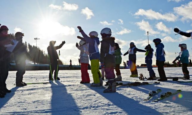 Zawody narciarskie, pokaz tresury i posłuszeństwa psa służbowego
