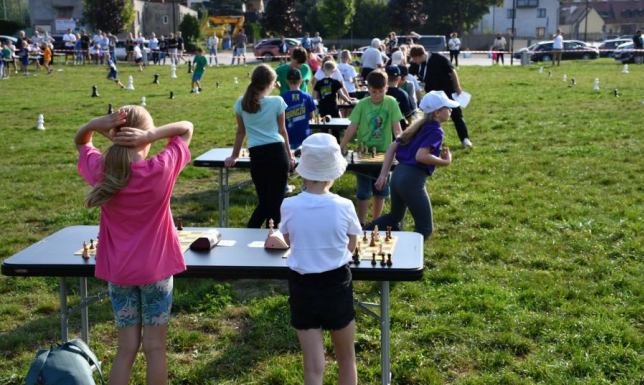 Gra w szachy połączona z bieganiem na suwalskich bulwarach