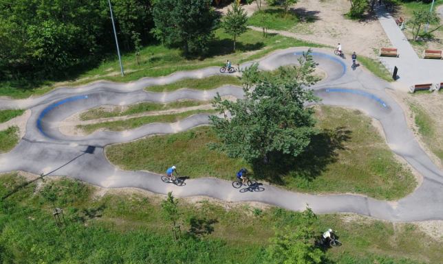 Większy nadzór nad Bike Parkiem i oświetlenie po zmroku Regularne przeglądy Bike Parku przy ulicy Stanisława Moniuszki w Suwałkach