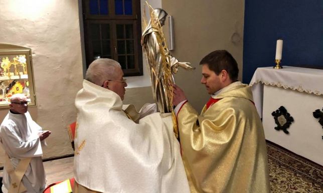 Biskup poświęcił kaplicę w Wigrach Poświęcenie kaplicy adoracji Najświętszego Sakramentu im. św. Jana Pawła II w Wigrach