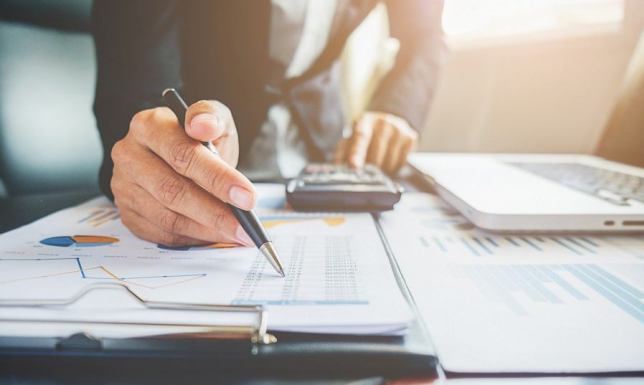 Biuro rachunkowe vs. samodzielne prowadzenie księgowości – co się bardziej opłaca?