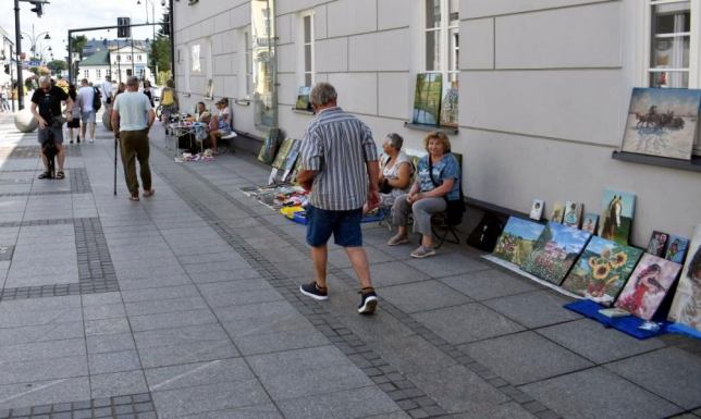 nieodpłatne prezentowanie przez lokalnych artystów swoich wyrobów
