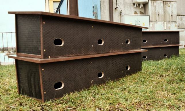 Kolejne budki dla jerzyków pojawiły się w Suwałkach 10 potrójnych budek dla jerzyków zostało zawieszonych na pływalni OSiR