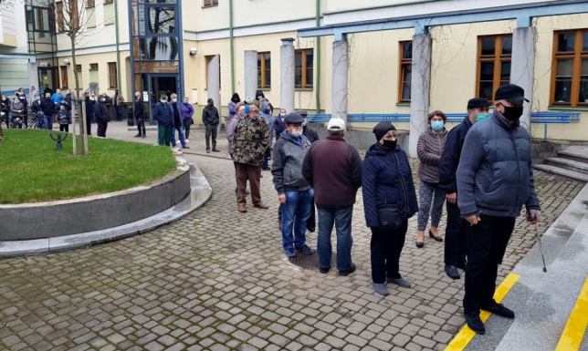 Kolejka chętnych po budki dla ptaków Suwalski Ratusz rozdał mieszkańcom budki dla ptaków